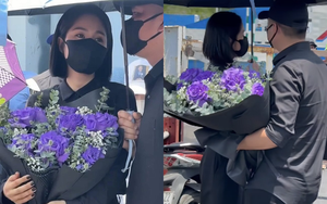 Chi tiết Lê Phương mang 8 bông hoa hồng tím tới lễ thủy táng Quý Bình, giờ mới hiểu ý nghĩa đằng sau