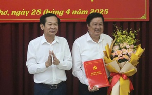 Phát biểu xúc động của Chủ tịch HĐND TP Cần Thơ khi nhận quyết định nghỉ hưu
