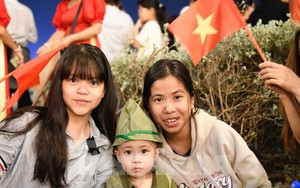 Người dân đổ về trung tâm TPHCM giữ chỗ chờ đại tiệc ánh sáng