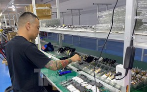 Đột kích xưởng sản xuất điện thoại 'chui' khuất nẻo ven thành phố Lạng Sơn