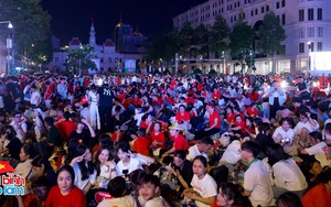 TP.HCM thật sự không ngủ: Hàng vạn người chung niềm háo hức chờ lễ diễu binh, diễu hành sáng 30/4