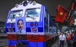 Xúc động hình ảnh đoàn tàu Thống Nhất đặc biệt nhất 50 năm rời ga Hà Nội