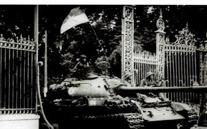 Tiếp nhận bức ảnh lịch sử 'Xe tăng tiến vào Dinh Độc Lập trưa ngày 30/4/1975'