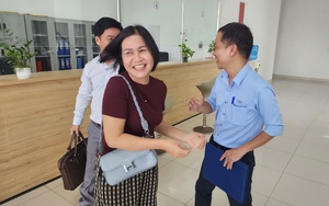 Chủ nhân tờ vé số trúng giải đặc biệt bị rách nhận tiền trúng thưởng