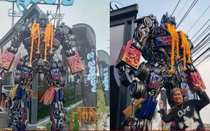 Đua nhau thắp hương cúng robot Transformer trước quán cà phê để cầu trúng xổ số