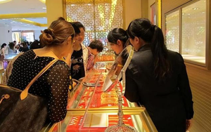 Người phụ nữ chi 500 triệu đồng mua vàng, 4 năm sau bán lại cho chính cửa hàng cũ nhưng bị từ chối: "Đây là vàng giả"