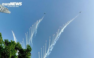 Cận cảnh trực thăng kéo cờ, tiêm kích Su30-MK2 thả nhiễu trên bầu trời TP.HCM