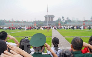 Thiêng liêng, xúc động lễ chào cờ tại Quảng trường Ba Đình sáng 30/4