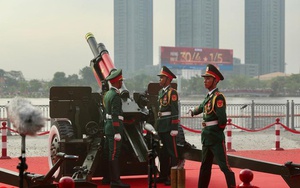 Ảnh, clip: 21 loạt đại bác rền vang mừng 50 năm Giải phóng miền Nam, thống nhất đất nước