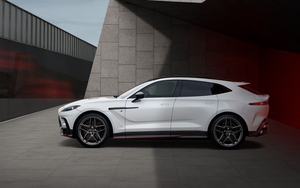 Nếu Aston Martin DBX chưa đủ mạnh thì bản này sẽ khiến bạn ‘nhấc người’: Tăng tốc 0-100km/h chỉ 3,3 giây dù nặng 2,2 tấn