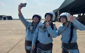 Phi công trực thăng, Su-30MK2 rạng rỡ sau màn rẽ mây, thả nhiễu ở TP.HCM