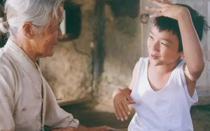 "Bà nội có mùi lạ", lời nói của đứa trẻ khiến ai nấy ngượng ngùng: Người mẹ EQ cao hoá giải tinh tế