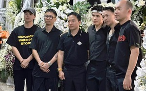 Tang lễ bố ca sĩ Quốc Thiên: Tiến Luật - Binz và dàn sao đến viếng, Duy Khánh nói 1 câu gây xúc động