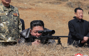 Ông Kim Jong-un thăm căn cứ quân đội, thử súng bắn tỉa thế hệ mới