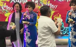 Danh ca Thanh Tuyền được khán giả đưa tiền cầm đầy tay: “Để tôi cầm tiền cho sướng chút xíu”