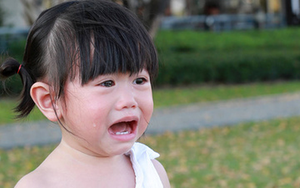 Bé gái mầm non đi học về nói: "Ngày nào cũng có người cho con kẹo", mẹ âm thầm theo dõi thì bật khóc vì 1 cảnh tượng