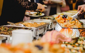 2 vị khách mua suất buffet 300.000 đồng/người ngồi từ trưa đến tối, gói 20kg thịt đem về vẫn khẳng định: “Ăn vậy chưa đủ nhiều”