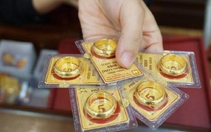 Kiểm tra vàng tận tay, giao dịch trực tiếp, nhưng chuyển khoản xong xuôi lại không thể mang vàng về vì người bán báo: "Chưa nhận được tiền"