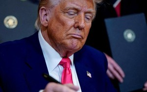 Trung Quốc gánh thuế 'sốc' 104% từ Mỹ, thị trường tài chính toàn cầu chao đảo