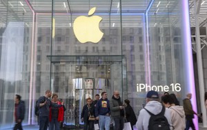 Bây giờ hoặc không bao giờ: Người Mỹ đổ xô xếp hàng mua iPhone vì lo sợ mức thuế quan mới sẽ khiến iPhone trở thành điện thoại xa xỉ