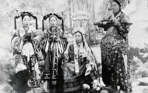 Ảnh hiếm cuối thời Thanh: Từ Hi thái hậu nhiệt tình trong việc này, Lý Liên Anh dùng sào tre chống thuyền