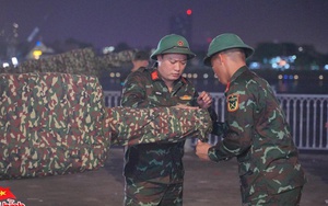 Chính thức thu dọn pháo lễ ở Bến Bạch Đằng: Người dân lưu luyến, tranh thủ check-in khoảnh khắc cuối cùng