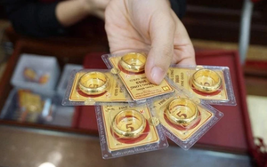 Cho bạn vay “nóng” 3 lượng vàng vào hôm lập đỉnh 124 triệu đồng/lượng, người phụ nữ mất ngủ vì giá vàng biến động, lao dốc từng ngày