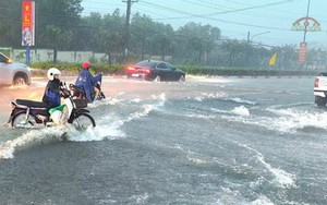 Mưa như trút nước kèm sấm sét ở Bình Dương, nhiều xe 'chết đuối’ trên đường