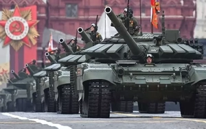 Xe tăng từ Lễ duyệt binh Chiến thắng ở Moskva tiến thẳng ra mặt trận
