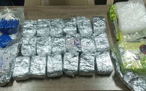 Đặt mua khăn ướt, người phụ nữ mở gói hàng ra kiểm tra thì sốc nặng