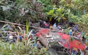 Xe buýt chở quá tải bất ngờ lao xuống vực khiến 15 người tử vong