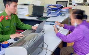 Trên đường ra ngân hàng, cụ bà 77 tuổi ghé vào trụ sở Công an xin tư vấn, nhờ đó thoát bẫy lừa đảo tinh vi