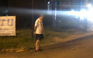 Bức ảnh ông lão tối nào cũng đứng ở trạm xe tăm tối mà không bao giờ lên xe gây “bão mạng”: Lý do khiến nhiều người bật khóc