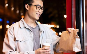 Bắt gặp chồng đi đưa cơm cho một bé gái, tôi chạy ra tra hỏi thì sững sờ với câu trả lời của anh: Sự thật bất ngờ