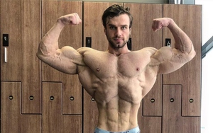 Trai đẹp sở hữu cơ bắp cuồn cuộn nhưng eo lại bé như Ngọc Trinh, ngỡ ngàng khi nhìn xuống phía dưới