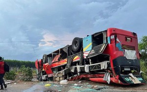 Xe khách giường nằm mất lái, lật ngửa trên Quốc lộ 55