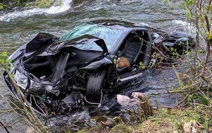 Xe sang Ferrari lao xuống sông, phát hiện thi thể đôi nam nữ bên trong