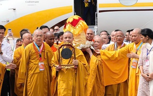 Cung rước xá lợi Đức Phật từ sân bay Nội Bài về chùa Quán Sứ