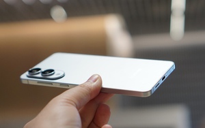 Cận cảnh smartphone mỏng 5,8 mm, giá bán 30 triệu đồng từ Samsung