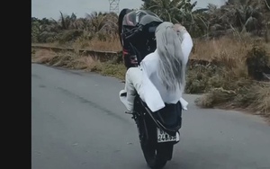 Người đàn ông điều khiển xe máy bằng chân, "bốc đầu" bằng 1 tay ở Bình Dương