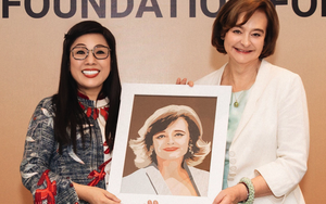 Phu nhân Thủ tướng, bà Lê Thị Bích Trân tặng Phu nhân nguyên Thủ tướng Anh bức tranh đặc biệt