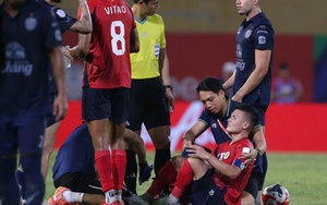 Quang Hải bị "thánh cùi chỏ" Thái Lan chơi xấu đau đớn nằm sân, vài phút sau đã "trả đũa" phải nhận cái kết đắng