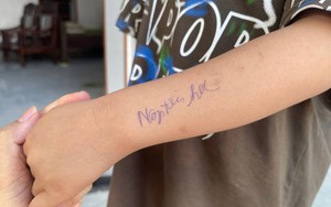 Tôi ám ảnh vì dòng chữ nhắc "Nộp tiền học" được viết trên tay đứa trẻ: Thay vì tiện lợi, xin hãy chọn lòng tôn trọng!