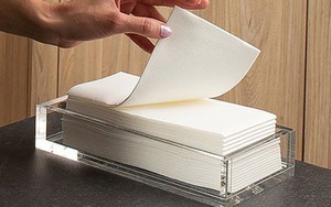 Mặt sưng vù sau khi lau bằng khăn giấy ở nhà hàng