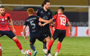 Nguyễn Quang Hải trả đũa 'vua cùi chỏ' Theerathon Bunmathan