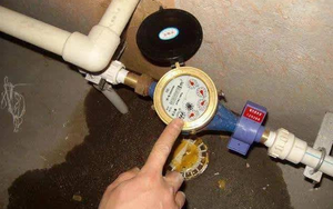 Chuyển đến nhà mới 18 ngày, người phụ nữ nhận hóa đơn tiền nước 140 triệu đồng, yêu cầu kiểm tra thì được thông báo: Đã làm đúng quy trình