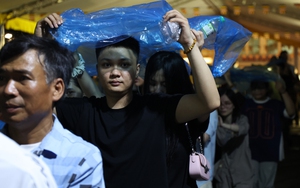 Cảnh tượng chật kín người xếp hàng từ sáng sớm đến đêm khuya để chiêm bái xá lợi Phật tại chùa Quán Sứ gây kinh ngạc