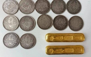 Khoe phá dỡ nhà cũ đào được "5 thỏi vàng, 24 đồng bạc", người phụ nữ bị cảnh sát bắt ngay sau đó