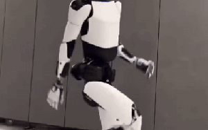 Robot Tesla Optimus trình diễn màn vũ đạo làm chấn động giới công nghệ: Nếu có thể nhảy như vậy thì còn gì mà nó chưa làm được!