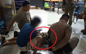 Đang đứng ở đồn cảnh sát, cô gái đột nhiên ngã lăn ra bất tỉnh, bạn trai chạy tới chứng kiến cảnh ám ảnh